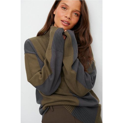 Organischer hochgeschlossener zweifarbiger Pullover - Multicolor - Claire Rose x NA-KD - Modalova