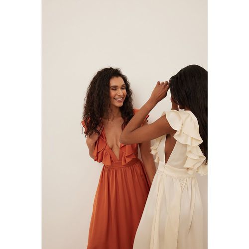 Kleid mit V-Ausschnitt - Orange - Anika Teller x NA-KD - Modalova