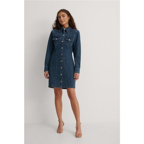 Recyceltes Jeanskleid mit scharfer Schulter - Blue - NA-KD Trend - Modalova